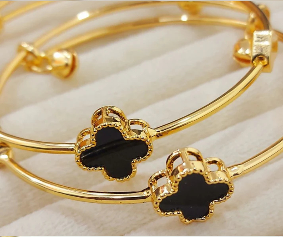 Elegant Four-Leaf Clover Bangle – A Touch of Luxury